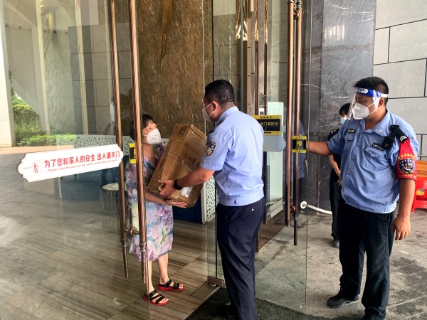 三亚港海岸派出所帮助患病群众取药送药