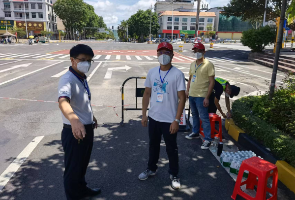 儋州市资规局何彬高局长（左）、文昌局林明昌副局长（右）对接疫情防疫工作