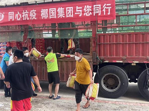 澄迈检察干警协助瑞溪镇镇政府搬运抗疫物资