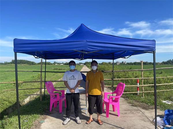 澄迈检察干警在瑞溪镇北桥村委会的管控区域开展值守工作。