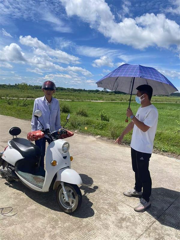 澄迈检察干警值守在瑞溪镇北桥村入出口，耐心地核查过往人员的健康码、核酸报告和车辆的通行证，做好出入登记。