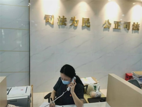 图为刘文静在接听当事人打来的求助热线