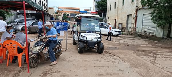 警车变身“大喇叭”宣传防疫“声”入民心(8).jpg