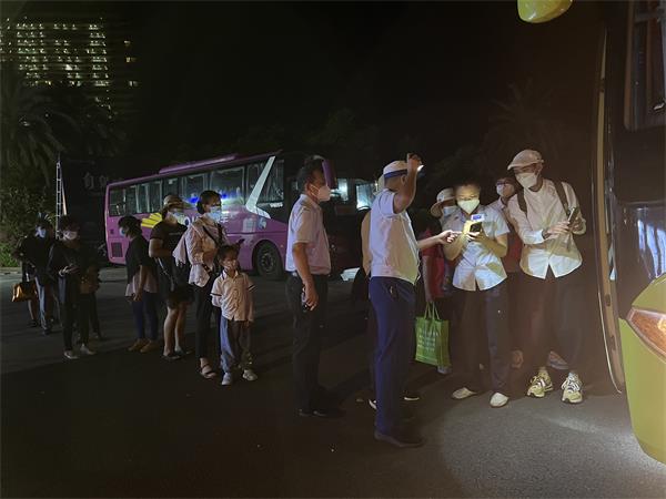 王鹏现场协调做好旅客乘车返程工作 (3)