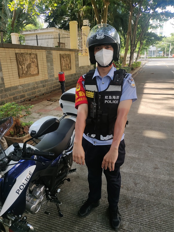 图为民警陈鹏伸出被晒黑的手臂2 单凯摄