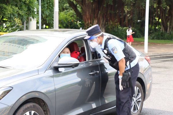 图为民警在交通卡点对过往车辆进行检查1 单凯摄