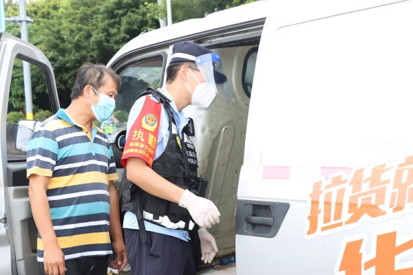 图为民警在交通卡点对过往车辆进行检查4 单凯摄