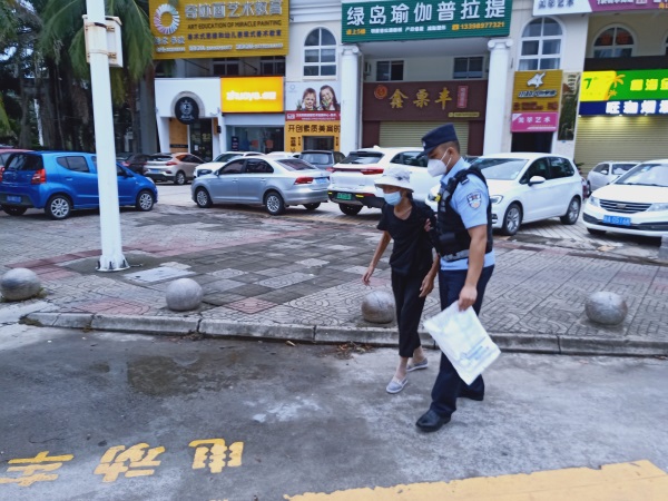 8月11日，民警救助在万恒路摔倒的老人 单凯摄