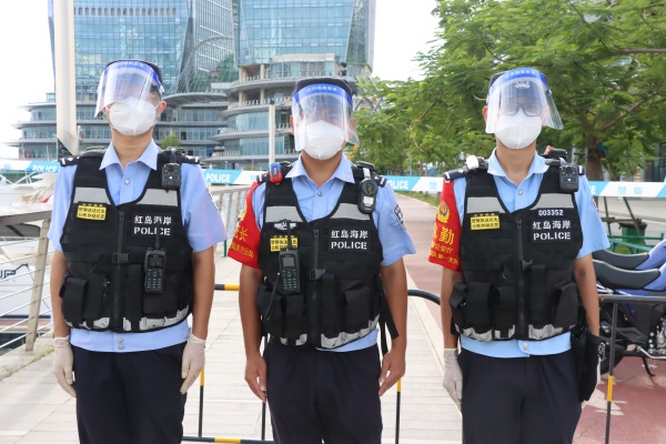 图为民警在华彩杰鹏游艇码头开展岸线巡逻 单凯摄