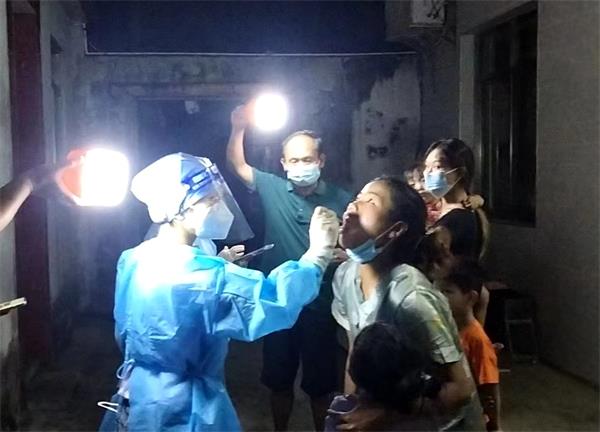 乡村振兴工作队队员协助医护人员走村入户开展核酸采样