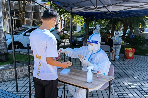6.发放核酸试管。（陈铖摄）.jpg