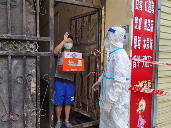 图为民警为辖区困难群众送去生活物资