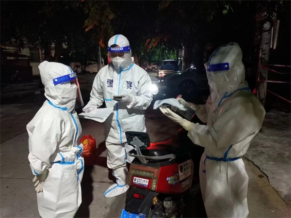 图为民警深夜进行人员信息排查