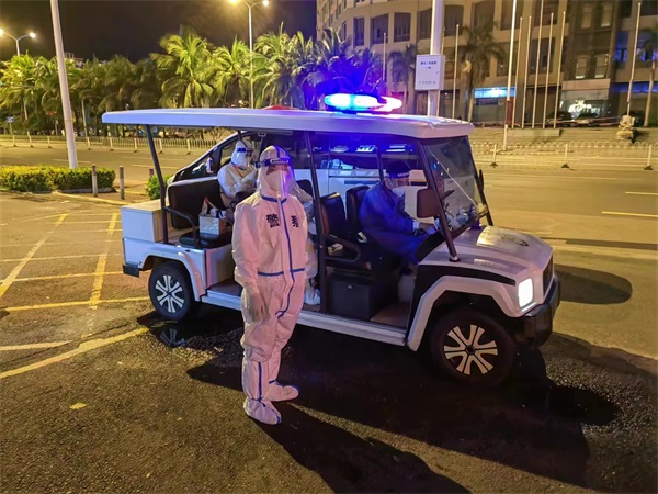 图为民警在夜间开展路面巡逻执勤