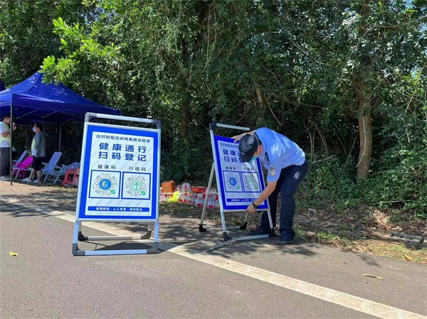 临高警方：全力守护好抗疫卡点安全 (3)