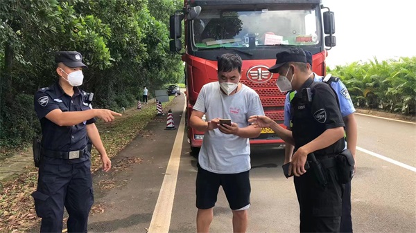 临高警方：全力守护好抗疫卡点安全 (4)