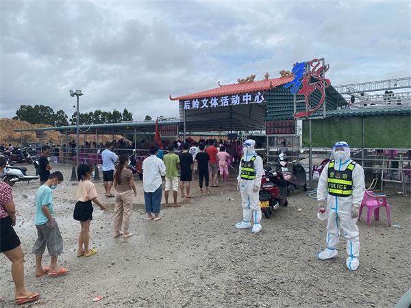 图为民警韩云定在核酸检测现场维护秩序