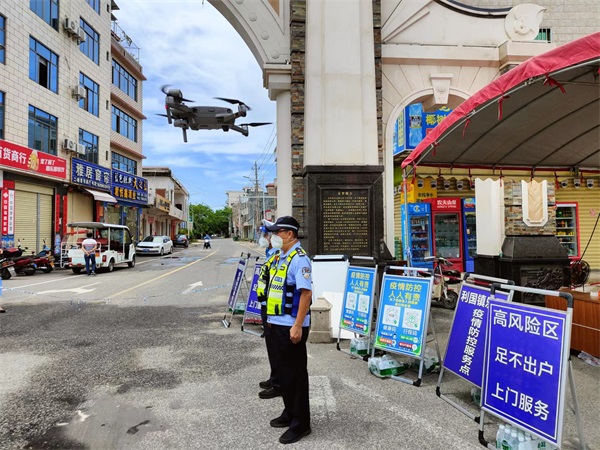 民警在执勤点起飞无人机 莫壮超摄