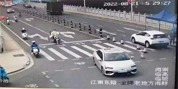 “疫”线温暖  孕妇即将临产  临高公安民警紧急救助 (3)
