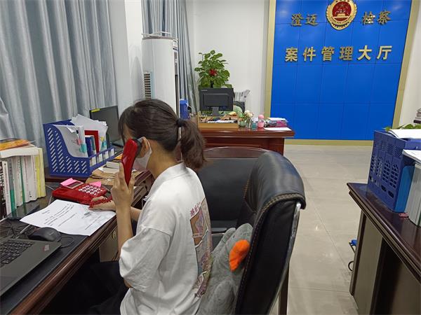 案件管理部门干警通过电话预约受理案件