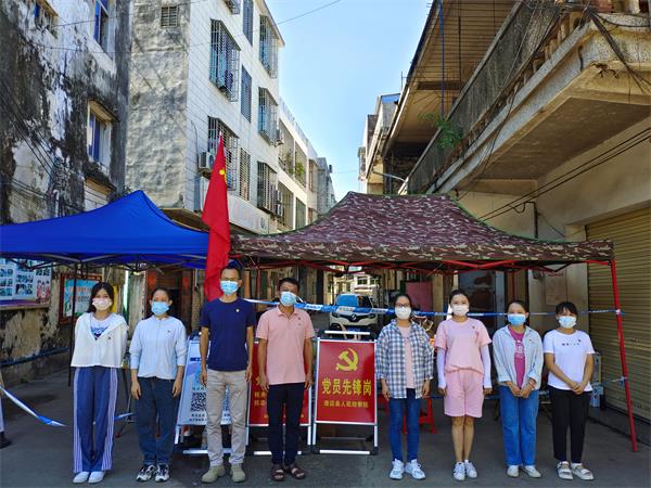 案件管理部门干警协助开展核酸检测摸排、防疫值守等工作。