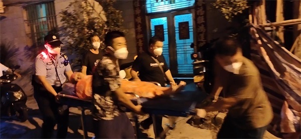 图为民警张佰仟协助救助一名突发疾病老人