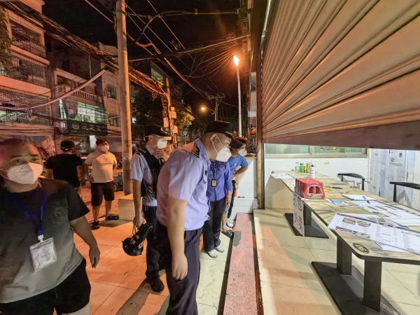 图为民警张佰仟上门通知商户暂停营业