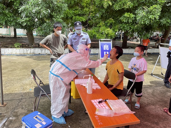 图为龙滚海岸派出所民警在核酸采集点执勤3