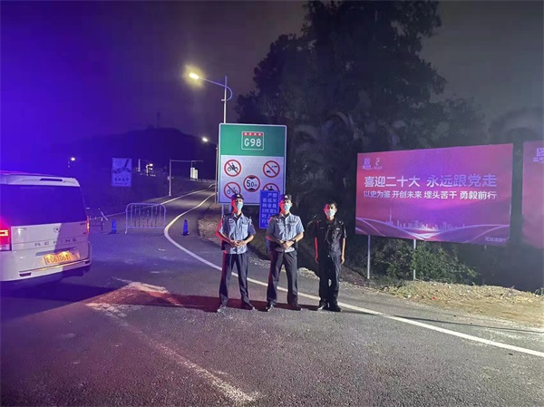 图为龙滚海岸派出所民警在高速路服务点执勤