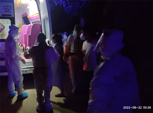 4、民警和医务人员通力协作之将待产孕妇陈女士送往救护车上、黎宗夏摄