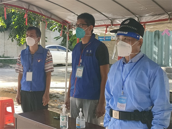 李勤（右一）在疫情防控卡点执勤 卢康育摄