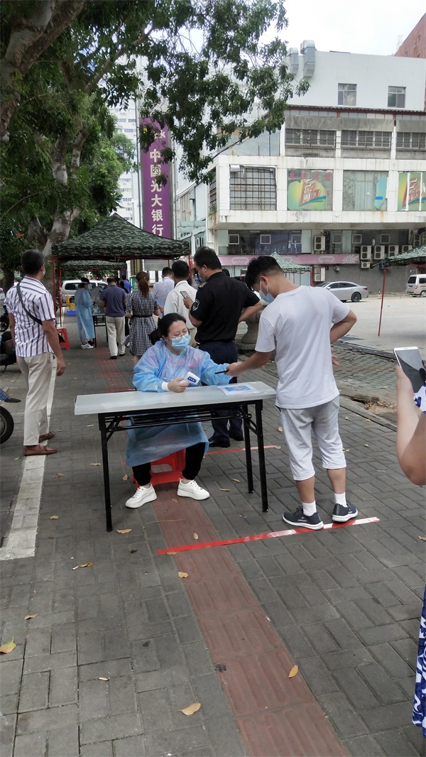 邢曼文当志愿者照片