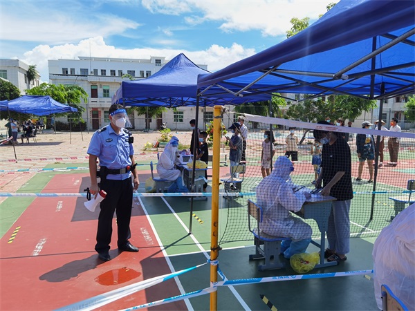 图为陈锦山在核酸监测点维持秩序