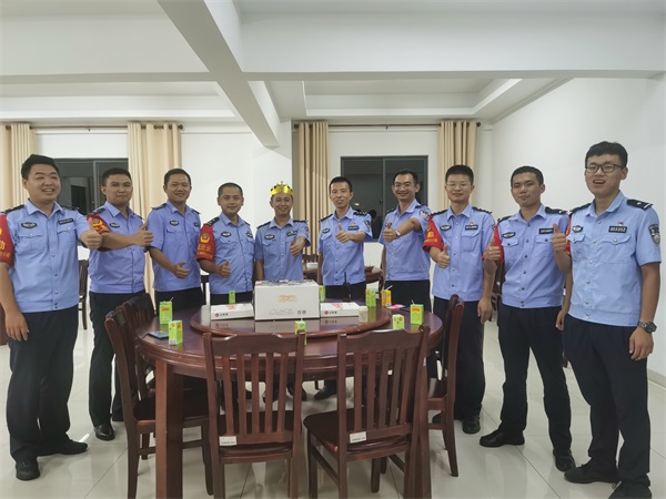 图为派出所同事给林柏年过生日会 梁译丹摄