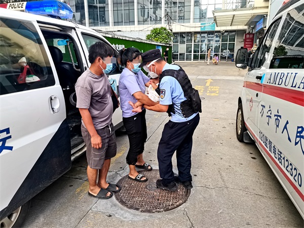 图为民警协助受伤的幼儿进行就医
