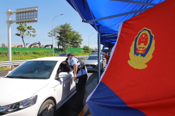 图为民警在卡口执勤1