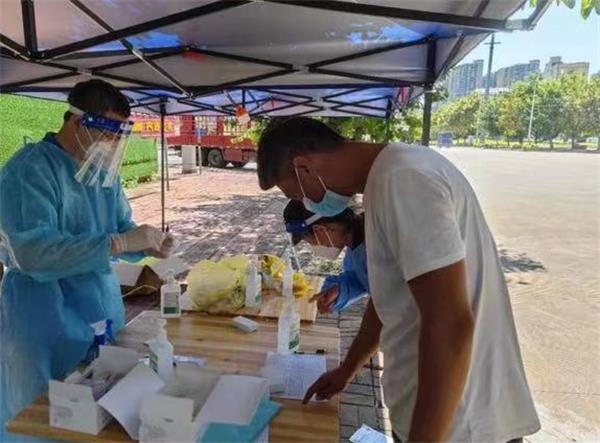 澄迈检察干警在核酸检测点协助核酸检测、秩序维护等工作_看图王(1)