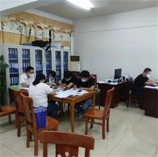 澄迈检察干警在澄迈县疾控中心开展流调工作_看图王