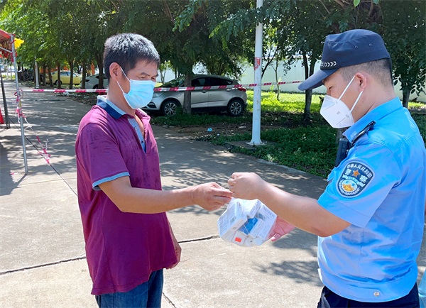 5、干冲海岸派出所民警将“救命药”送到羊先生手中
