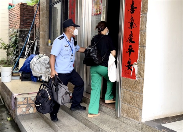 3、干冲海岸派出所民警将产妇及家属平安送回家中