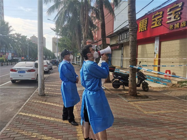 检察干警协助医护人员上门开展核酸检测