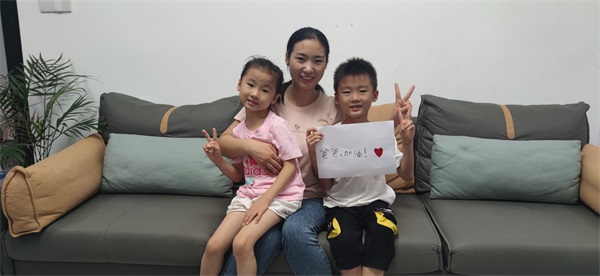 图5为望楼港海岸派出所副所长路达的妻子和小孩为路达加油鼓劲