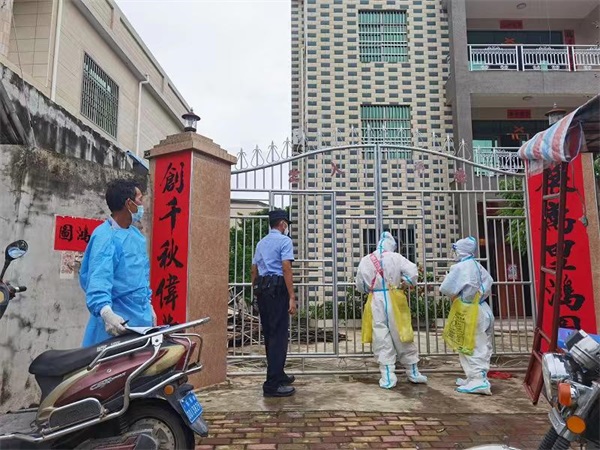图4为望楼港海岸派出所见习民警韦泽宁带着医护人员上门为村民做核酸采样。