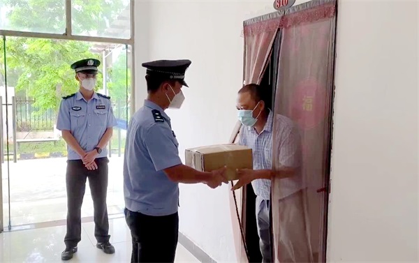 图为民警将药品送到张师傅家中