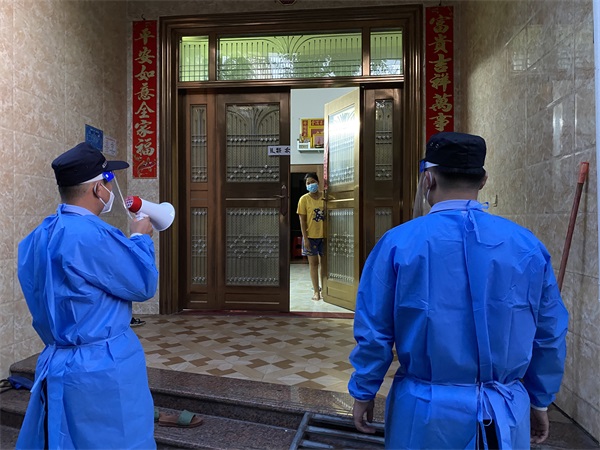 图民警走街串巷宣传防疫政策