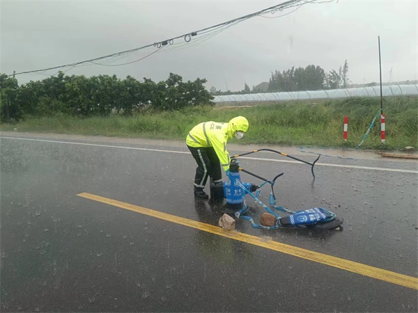 图为民警在暴雨中坚守岗位