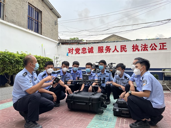 图为新辅警学习无人机操作使用