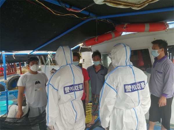 图为新辅警检查船舶现场