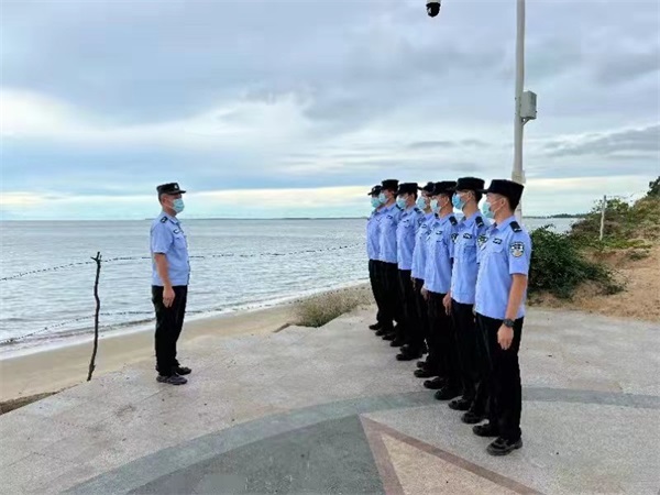 图为新辅警在疫情防控执勤点开展执勤。