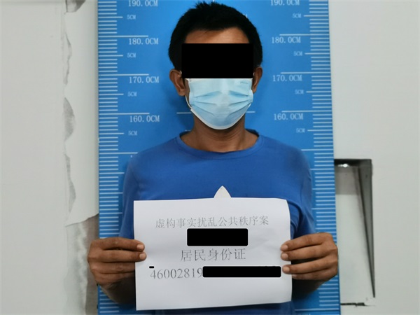 图为民警抓获的发布涉疫虚假信息嫌疑人